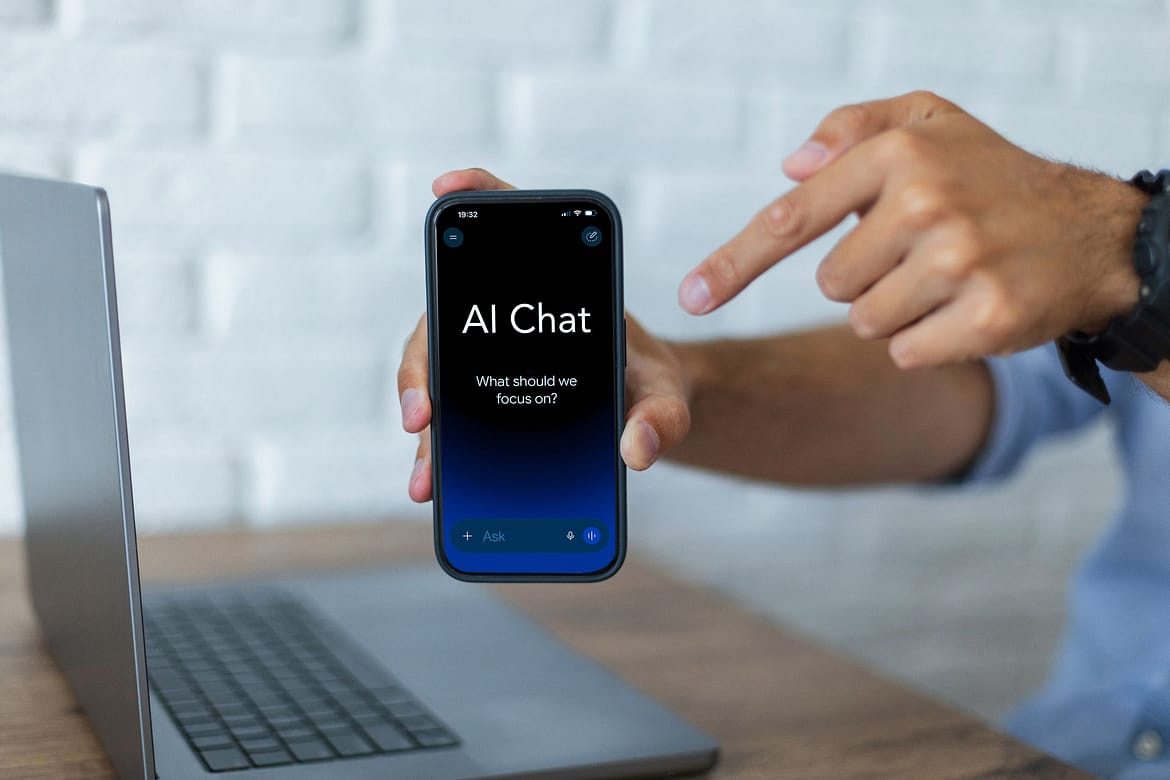 Mão segurando celular com aplicativo de chat de inteligência artificial, ilustrando o serviço de GEO da CropCom
